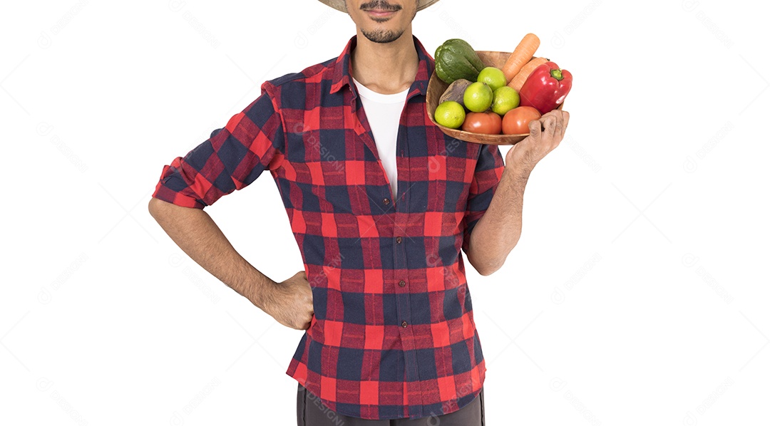 Homem jovem agricultor segurando verduras sobre fundo isolado