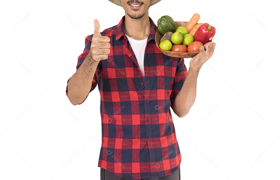 Homem jovem agricultor segurando verduras sobre fundo isolado