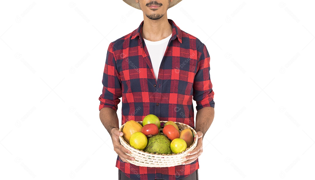 Homem jovem agricultor segurando verduras sobre fundo isolado