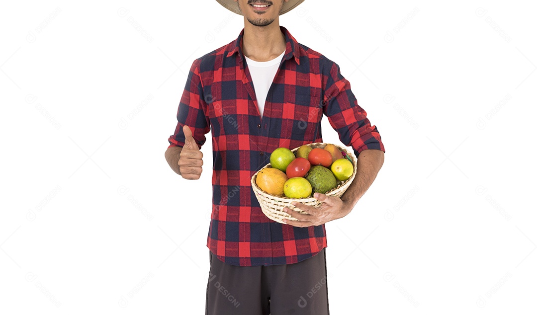 Homem jovem agricultor segurando verduras sobre fundo isolado