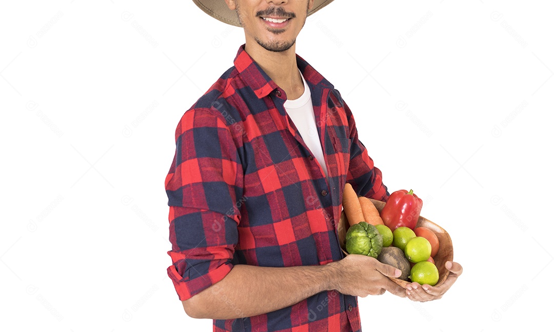 Homem jovem agricultor segurando verduras sobre fundo isolado
