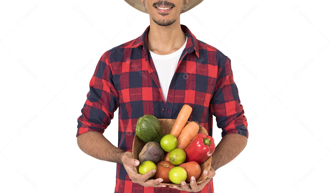Homem jovem agricultor segurando verduras sobre fundo isolado