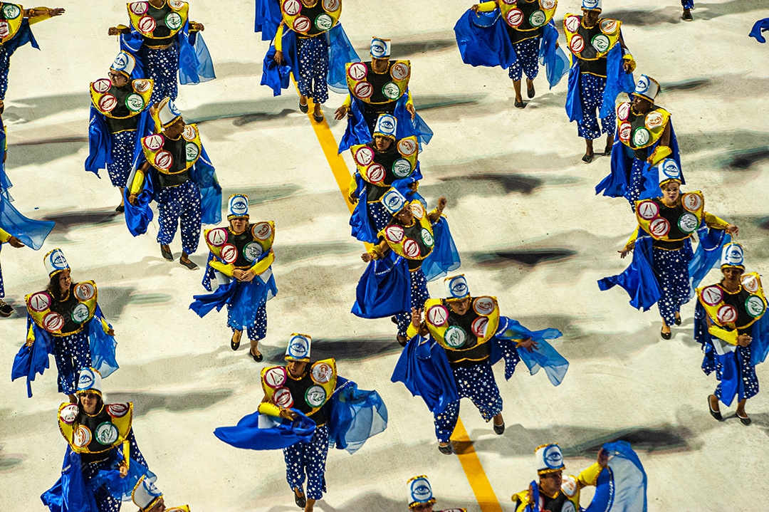 Carnaval no Brasil, na Passarela do Samba, a maior festa popular do mundo, com muita cor, alegria, alegorias, bailarinos, sambistas, fantasias coloridas e muito samba
