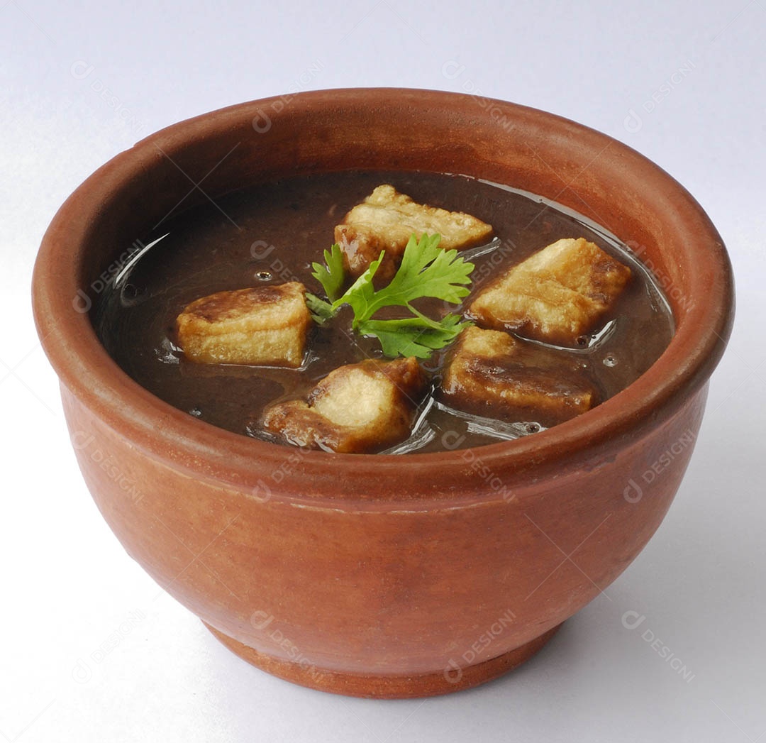 Caldo de feijão brasileiro em tigela de barro. feijoada brasileira.