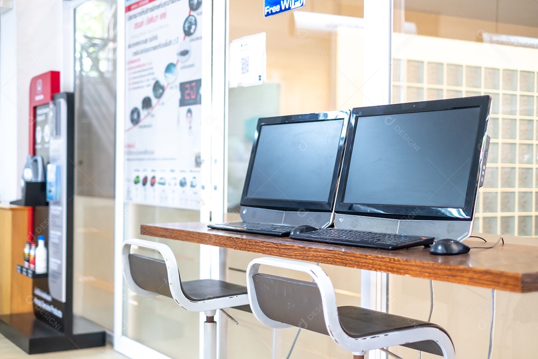 Escritório computadores sobre uma mesa