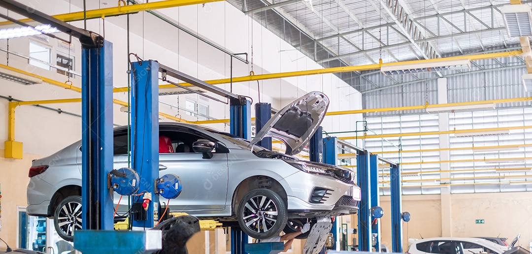 Carro sobre elevador de carros