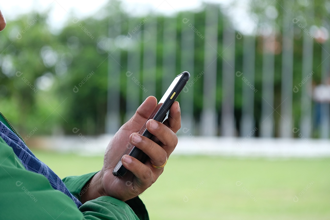 Mãos de pessoa jovem segurando seu smartphone