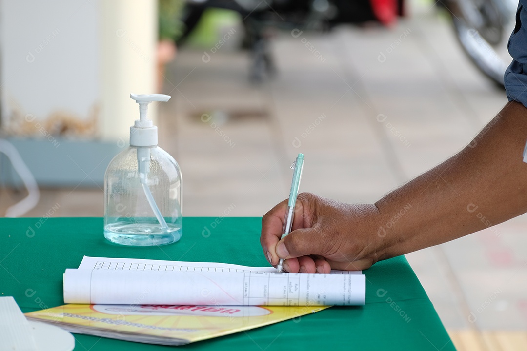 Mãos de pessoas assinando papel