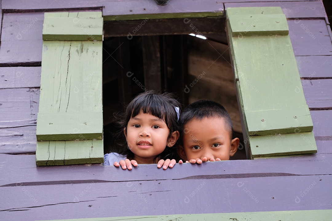 Crianças sorridentes jovens