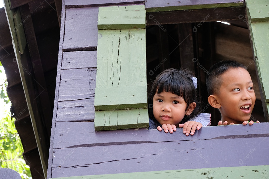 Crianças sorridentes jovens