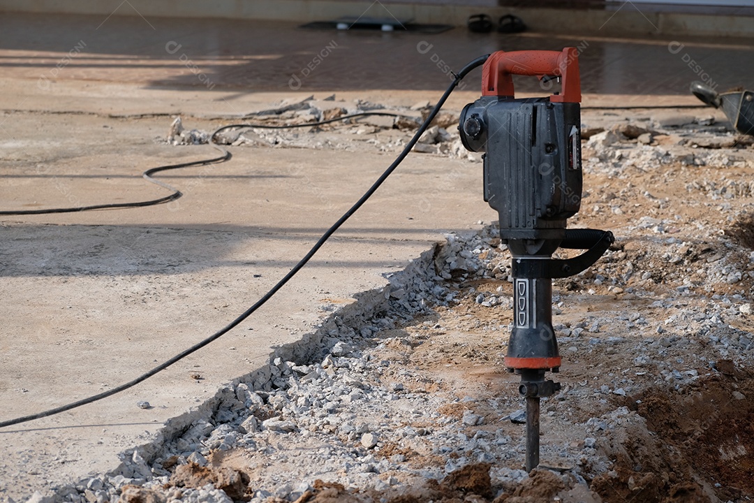 Britadeira no meio da obra