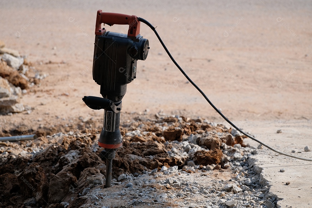 Britadeira no meio da obra