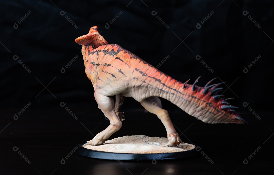 Dinossauro em fundo preto