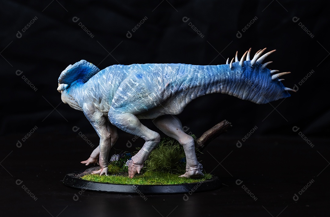 Dinossauro em fundo preto