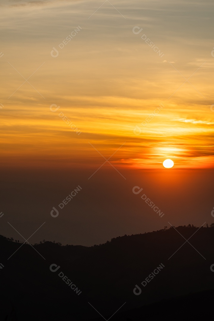 Paisagem do céu durante o nascer do sol crepuscular