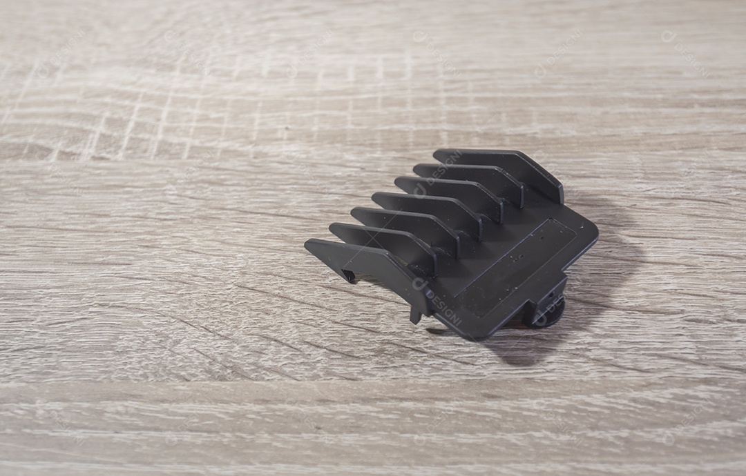 Máquina de corte de cabelo e acessórios de cabelo com fundo de madeira branca, pentes de máquina de corte de cabelo, conceito de cabeleireiro.