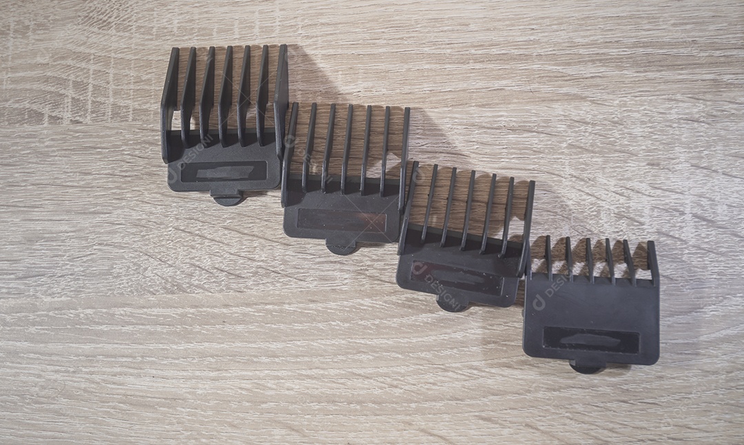 Máquina de corte de cabelo e acessórios de cabelo com fundo de madeira branca, pentes de máquina de corte de cabelo, conceito de cabeleireiro.