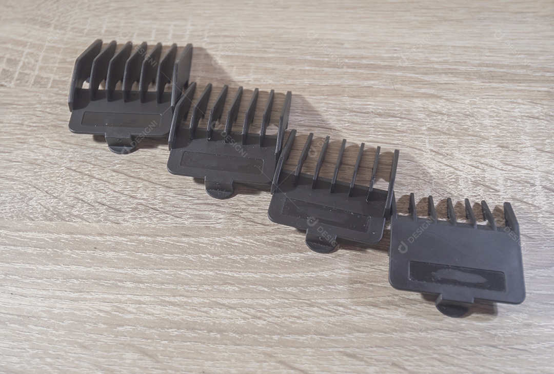 Máquina de corte de cabelo e acessórios de cabelo com fundo de madeira branca, pentes de máquina de corte de cabelo, conceito de cabeleireiro.