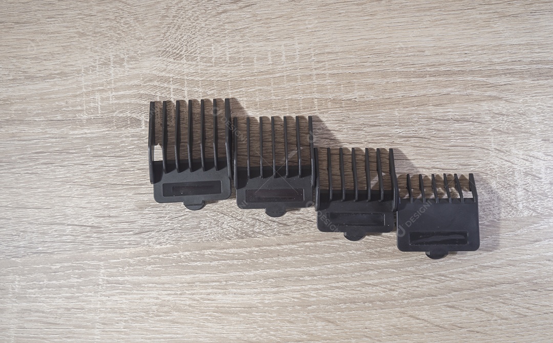 Máquina de corte de cabelo e acessórios de cabelo com fundo de madeira branca, pentes de máquina de corte de cabelo, conceito de cabeleireiro.