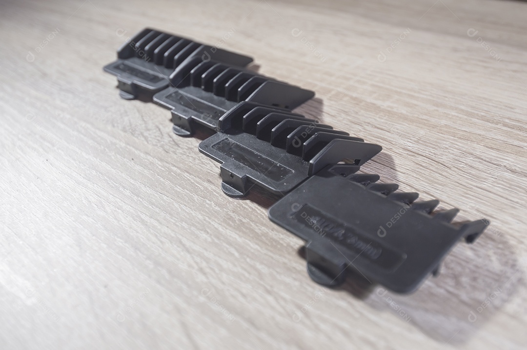 Máquina de corte de cabelo e acessórios de cabelo com fundo de madeira branca, pentes de máquina de corte de cabelo, conceito de cabeleireiro.