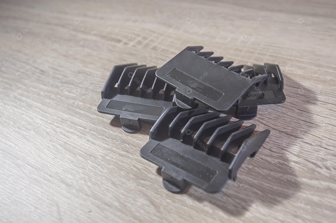 Máquina de corte de cabelo e acessórios de cabelo com fundo de madeira branca, pentes de máquina de corte de cabelo, conceito de cabeleireiro.