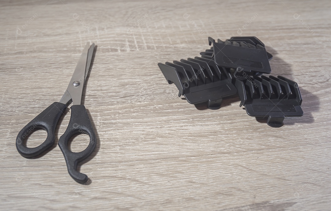 Máquina de corte de cabelo e acessórios de cabelo com fundo de madeira branca, pentes de máquina de corte de cabelo, conceito de cabeleireiro.