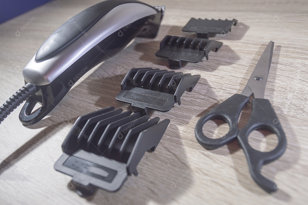 Máquina de corte de cabelo e acessórios de cabelo com fundo de madeira branca, pentes de máquina de corte de cabelo, conceito de cabeleireiro.
