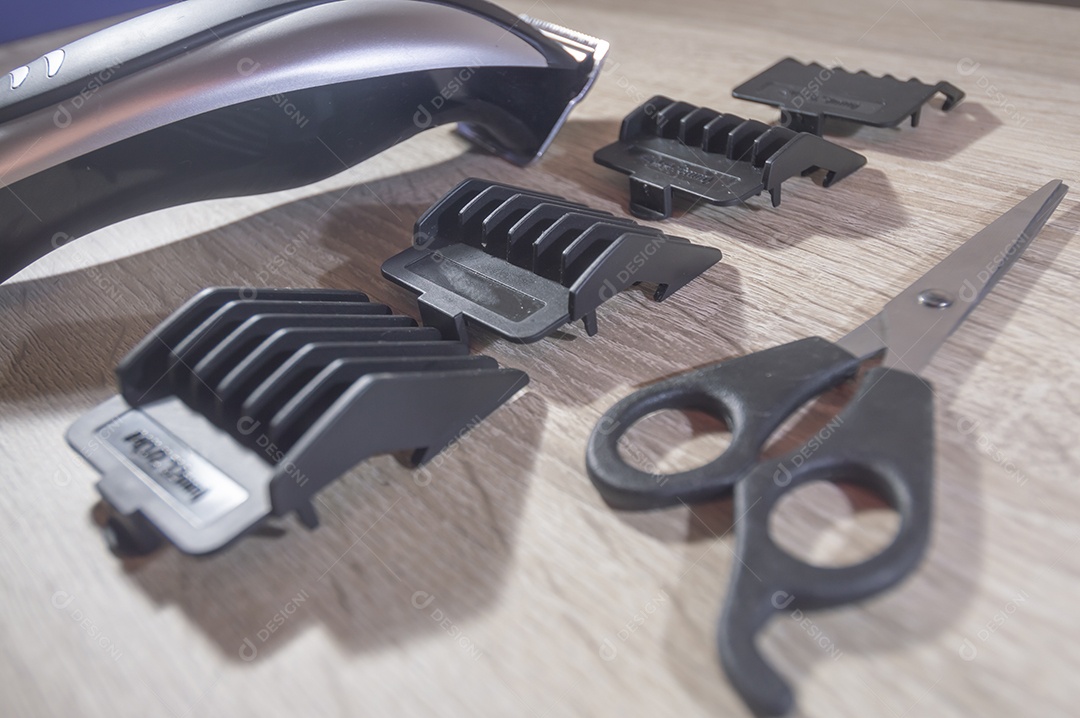 Máquina de corte de cabelo e acessórios de cabelo com fundo de madeira branca, pentes de máquina de corte de cabelo, conceito de cabeleireiro.