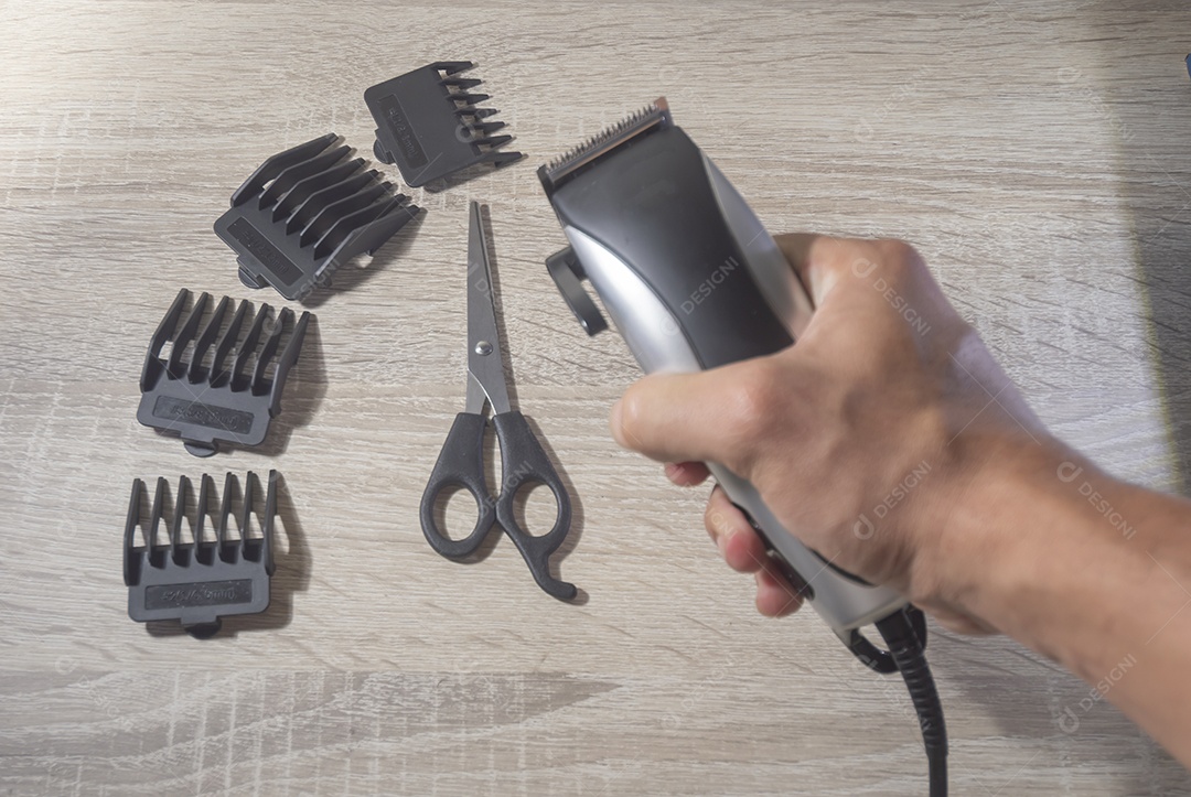 Máquina de corte de cabelo e acessórios de cabelo com fundo de madeira branca, pentes de máquina de corte de cabelo, conceito de cabeleireiro.