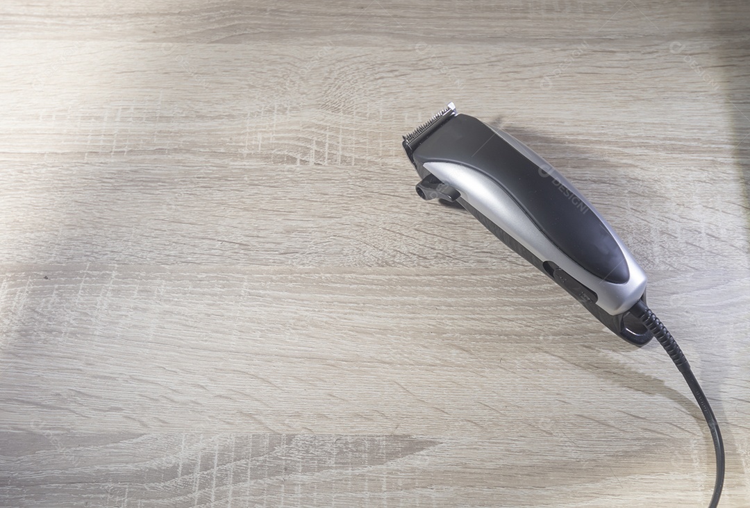 Máquina de corte de cabelo e acessórios de cabelo com fundo de madeira branca, pentes de máquina de corte de cabelo, conceito de cabeleireiro.