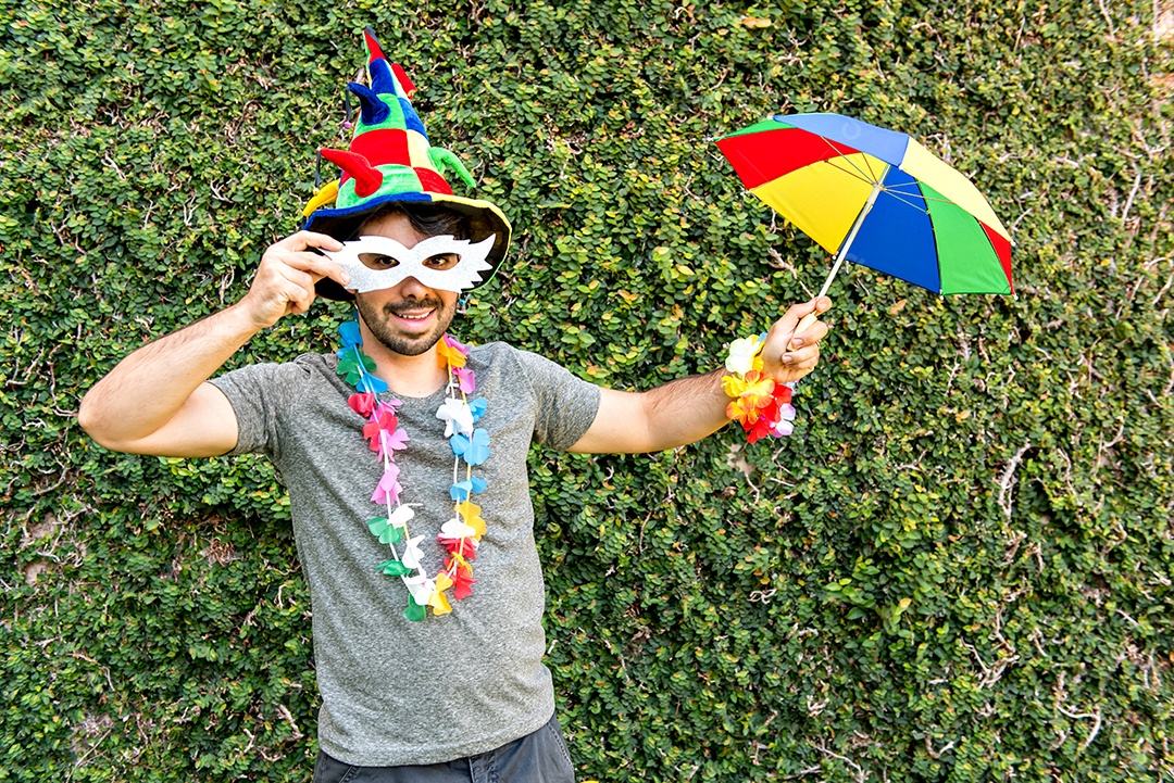 Homem feliz na festa de carnaval brasileiro
