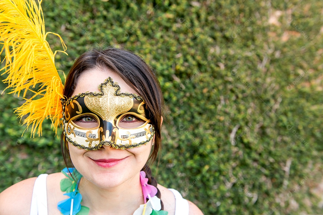 Mulher mascarada na festa do carnaval brasileiro
