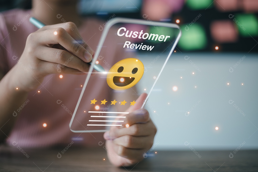 Empresária pressionando emoticon de rosto na tela de toque virtual no smartphone. Conceito de avaliação de atendimento ao cliente.