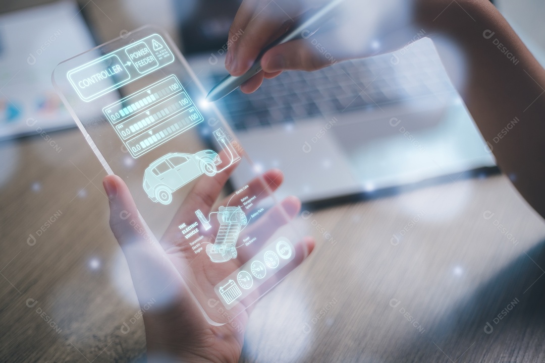 Carregamento de EV para carros elétricos com um status de carregador de exibição de aplicativo móvel. A energia elétrica é produzida a partir de recursos sustentáveis ​​para abastecer as estações de carregamento de forma a reduzir a emissão de CO2.