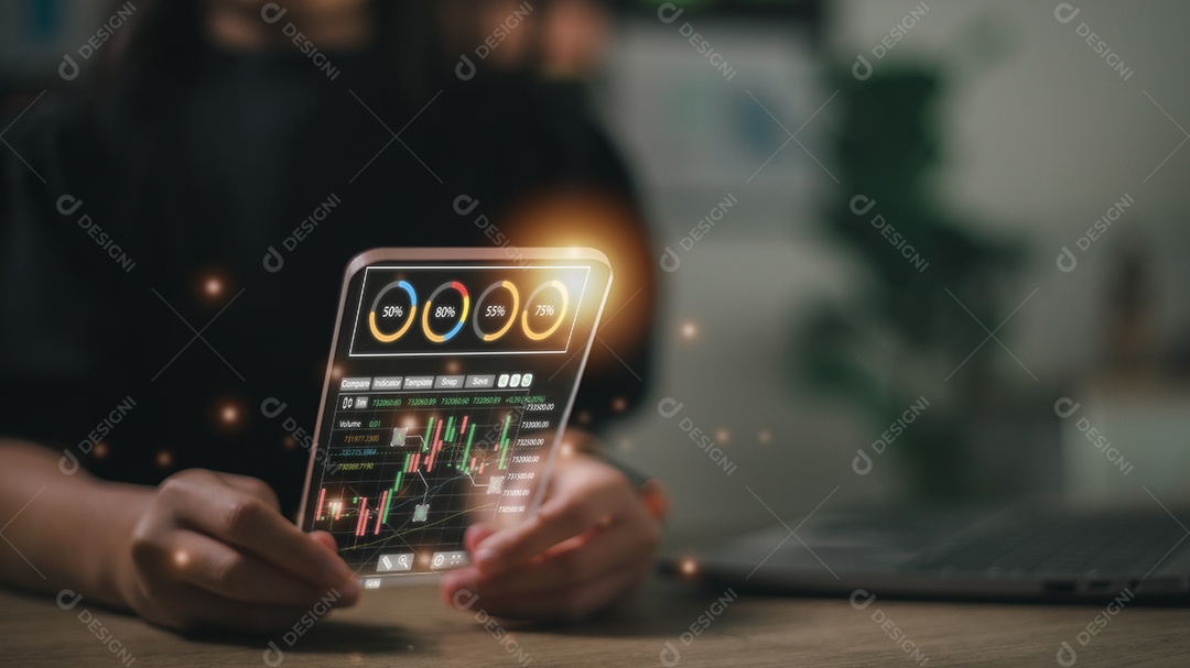 Analista de investidor de comerciante de empresária usando análise de aplicativo na tela de interface virtual futurista. para análise do mercado financeiro de criptomoeda, gráfico de gráfico de índice de dados de negociação no smartphone.