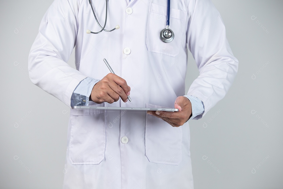 Médico de medicina com estetoscópio tocando ícone médico