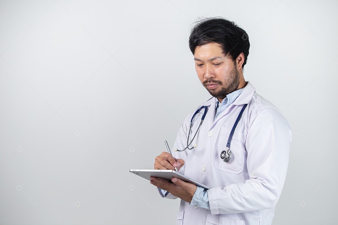 Médico de medicina com estetoscópio tocando ícone médico