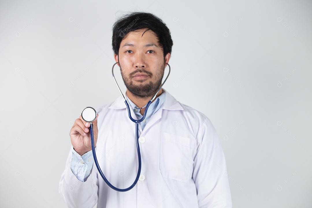 Médico usando estetoscópio no hospital