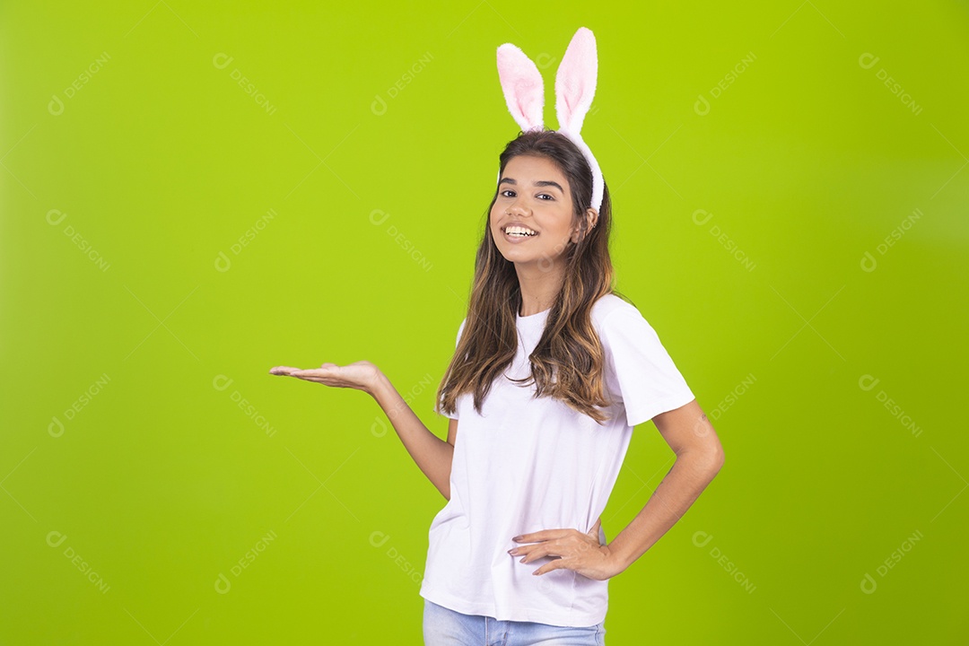 Linda Mulher garota usando fantasia de coelho Conceito Feliz Páscoa