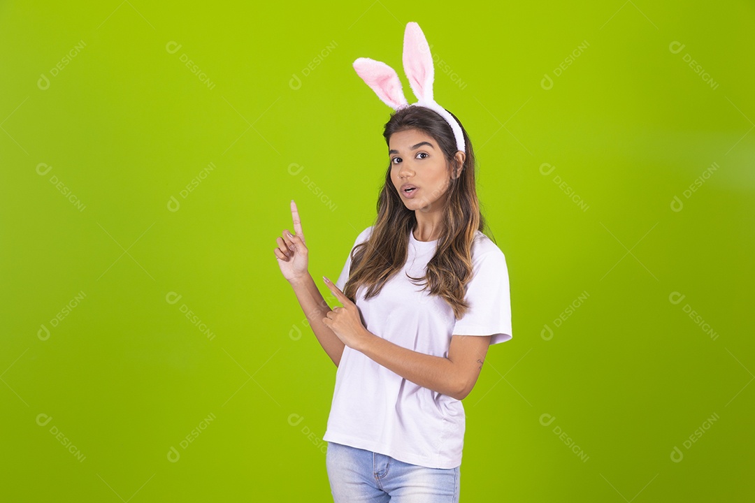 Linda Mulher garota usando fantasia de coelho Conceito Feliz Páscoa