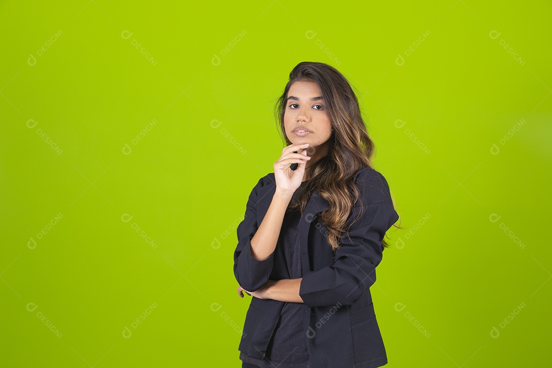 Linda mulher jovem garota empresária sobre fundo isolado