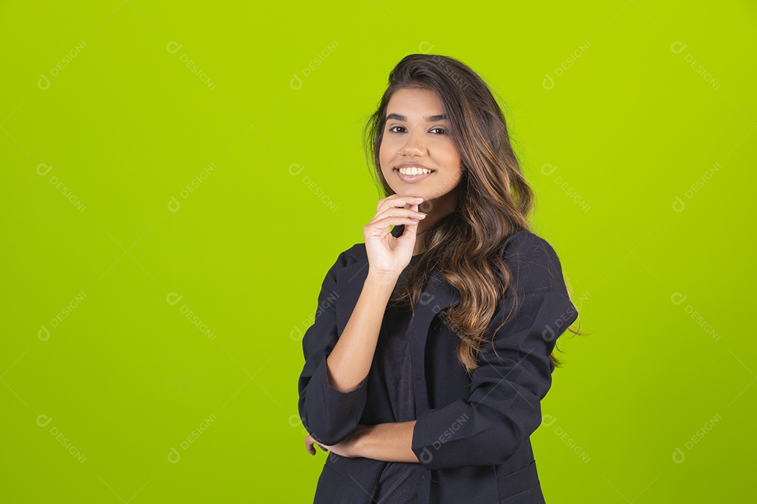 Linda mulher jovem garota empresária sobre fundo isolado