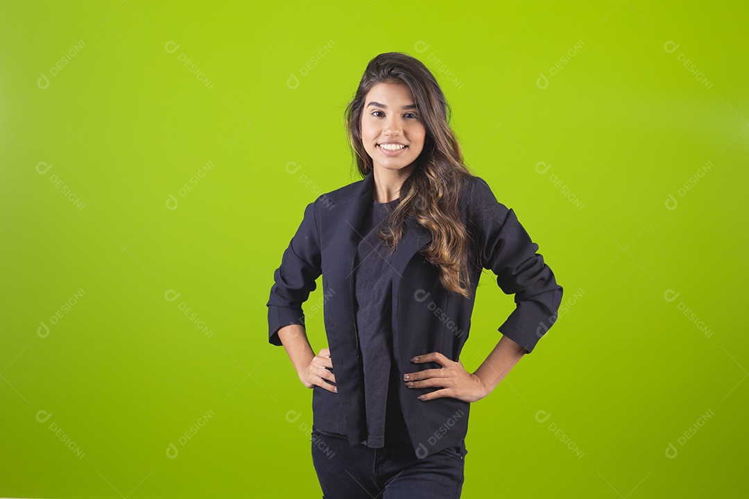 Linda mulher jovem garota empresária sobre fundo isolado