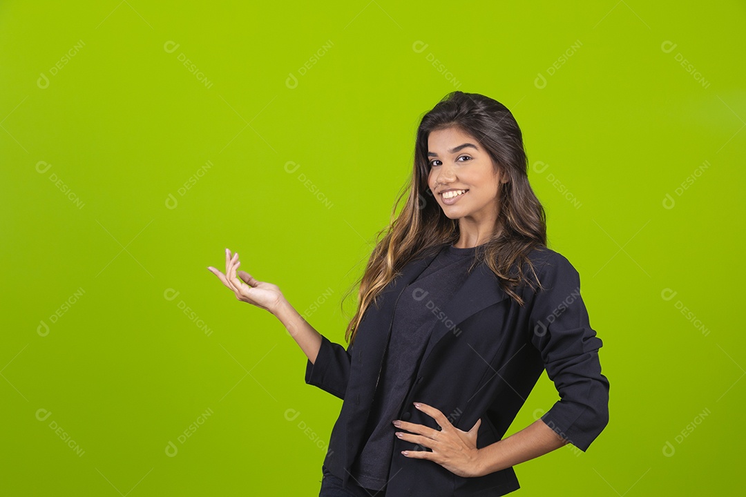 Linda mulher jovem garota empresária sobre fundo isolado