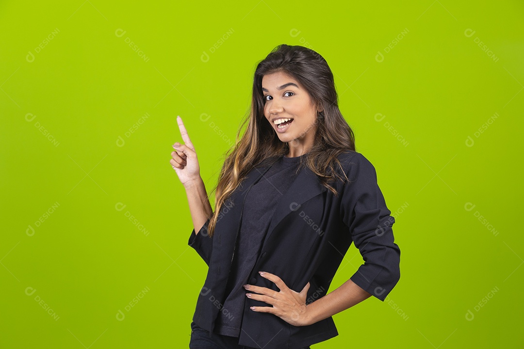 Linda mulher jovem garota empresária sobre fundo isolado