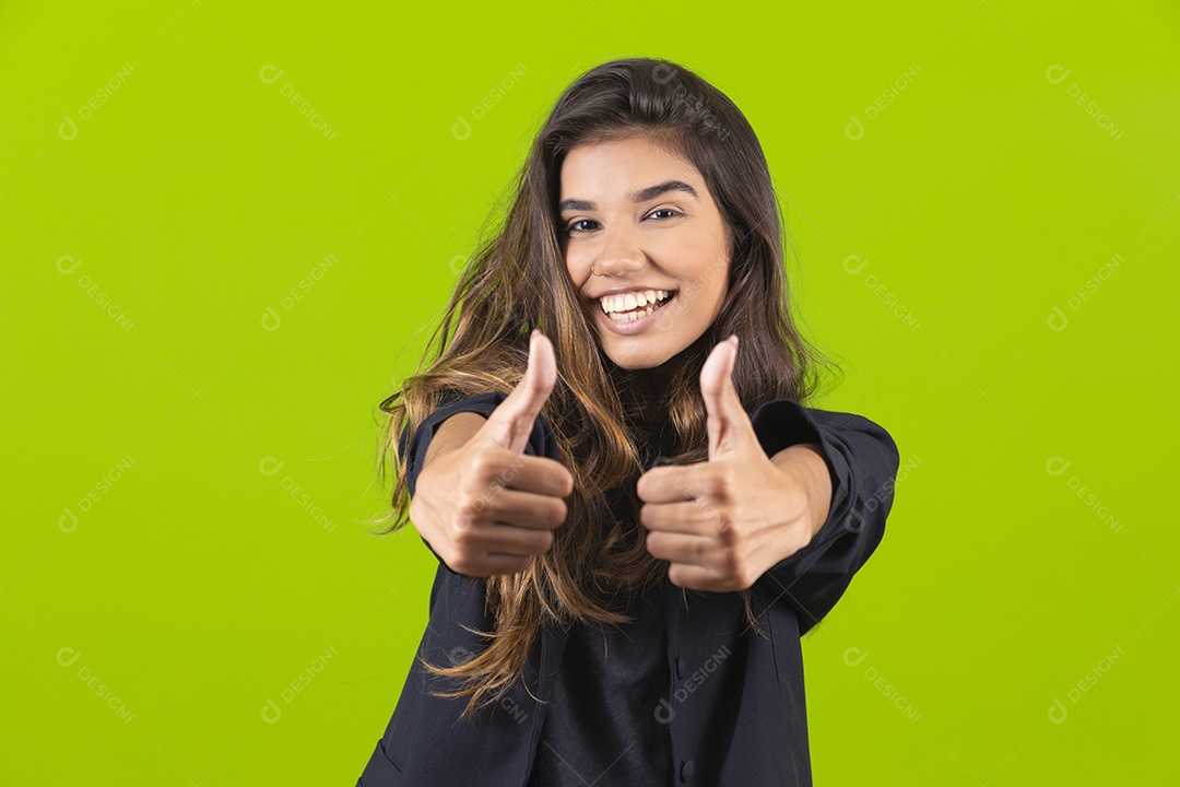 Linda mulher jovem garota empresária sobre fundo isolado