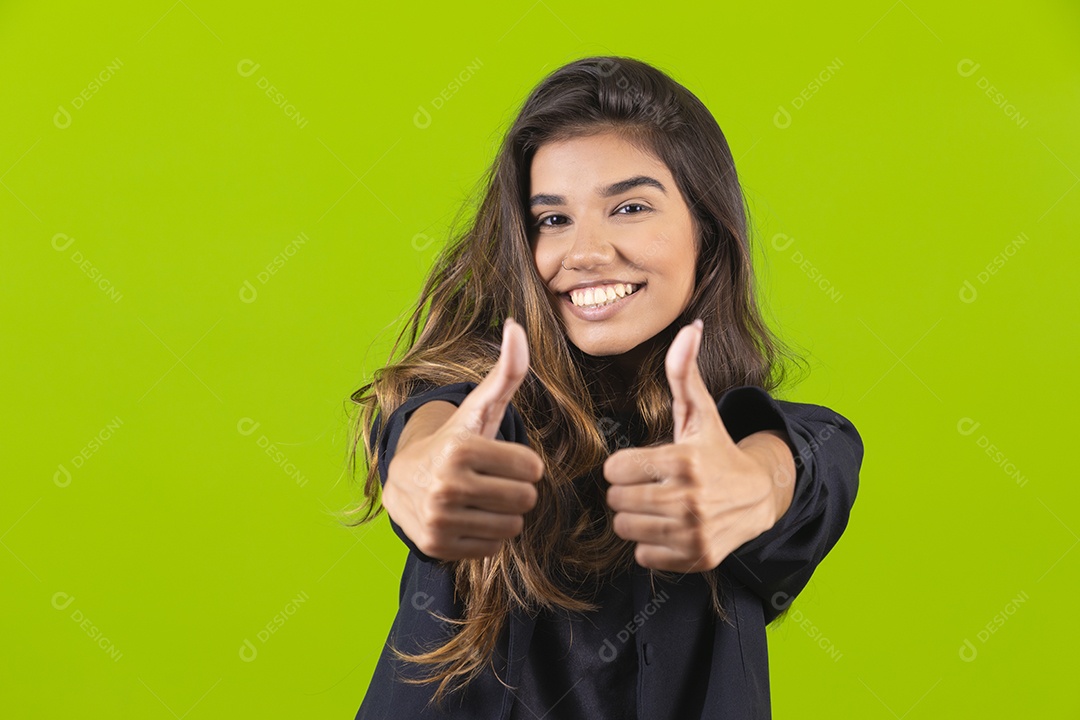 Linda mulher jovem garota empresária sobre fundo isolado