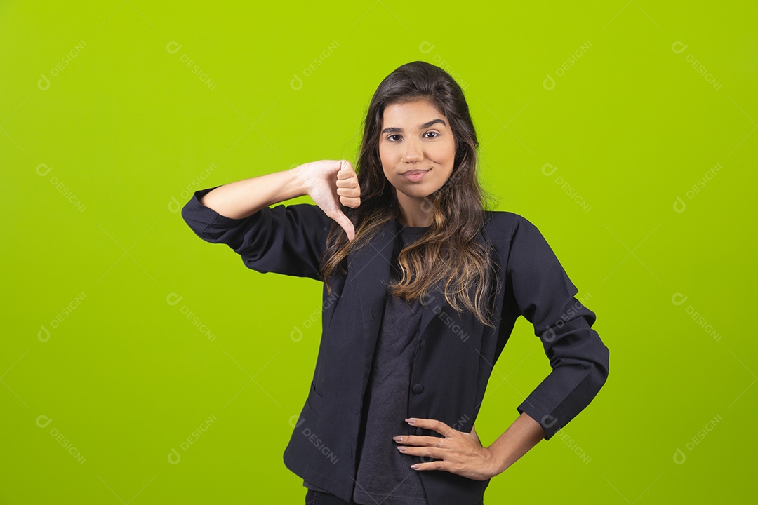 Linda mulher jovem garota empresária sobre fundo isolado