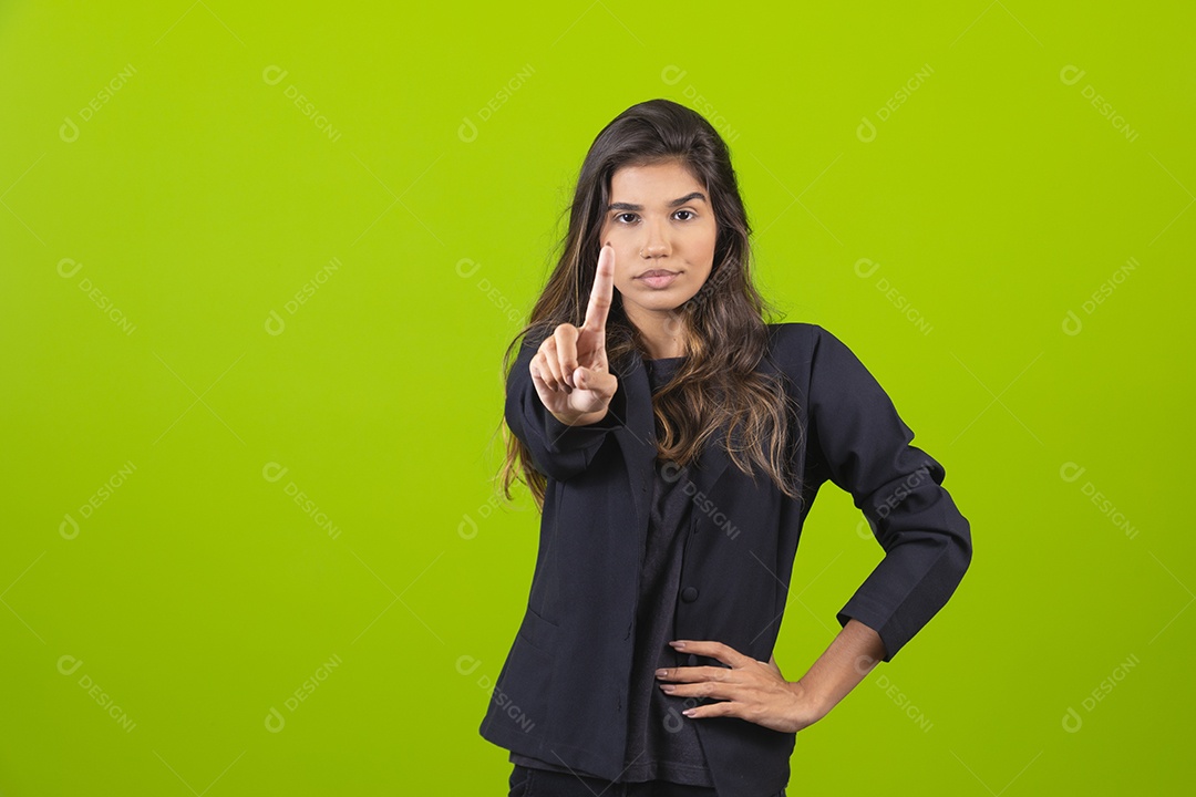 Linda mulher jovem garota empresária sobre fundo isolado