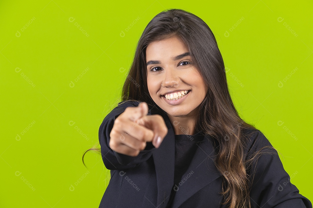 Linda mulher jovem garota empresária sobre fundo isolado